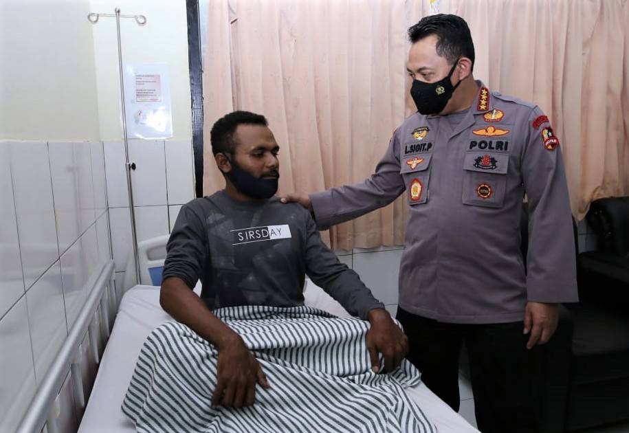 Jenguk Anggota Korban Baku Tembak KKB, Kapolri: Kami Bangga pada Kalian