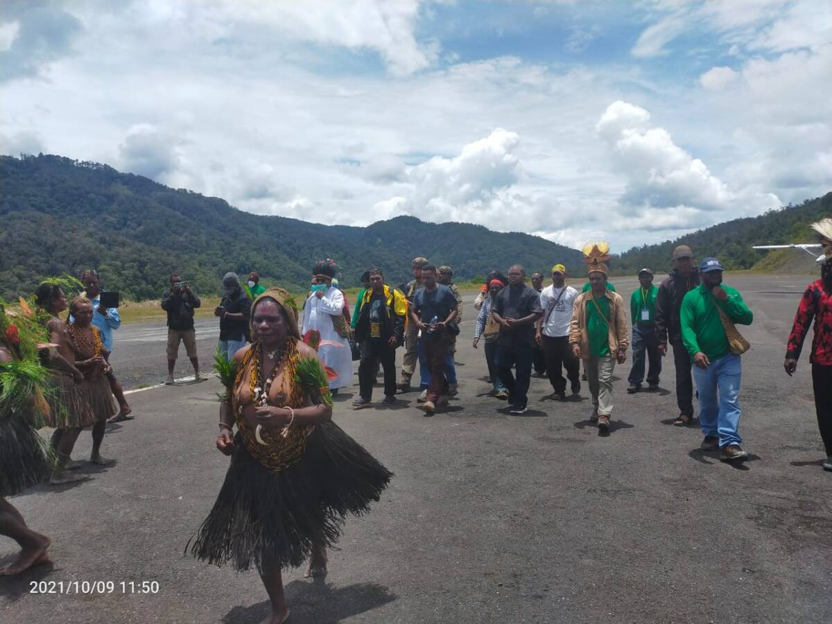 Ribuan Masyarakat Intan Jaya Papua Sambut Kedatangan Tiga Diakon