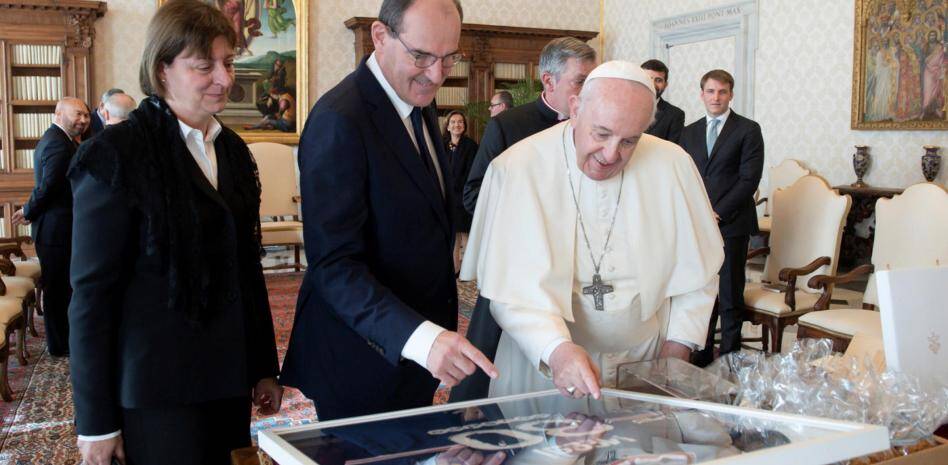 Paus Fransiskus Menerima Jersey Messi dari PSG