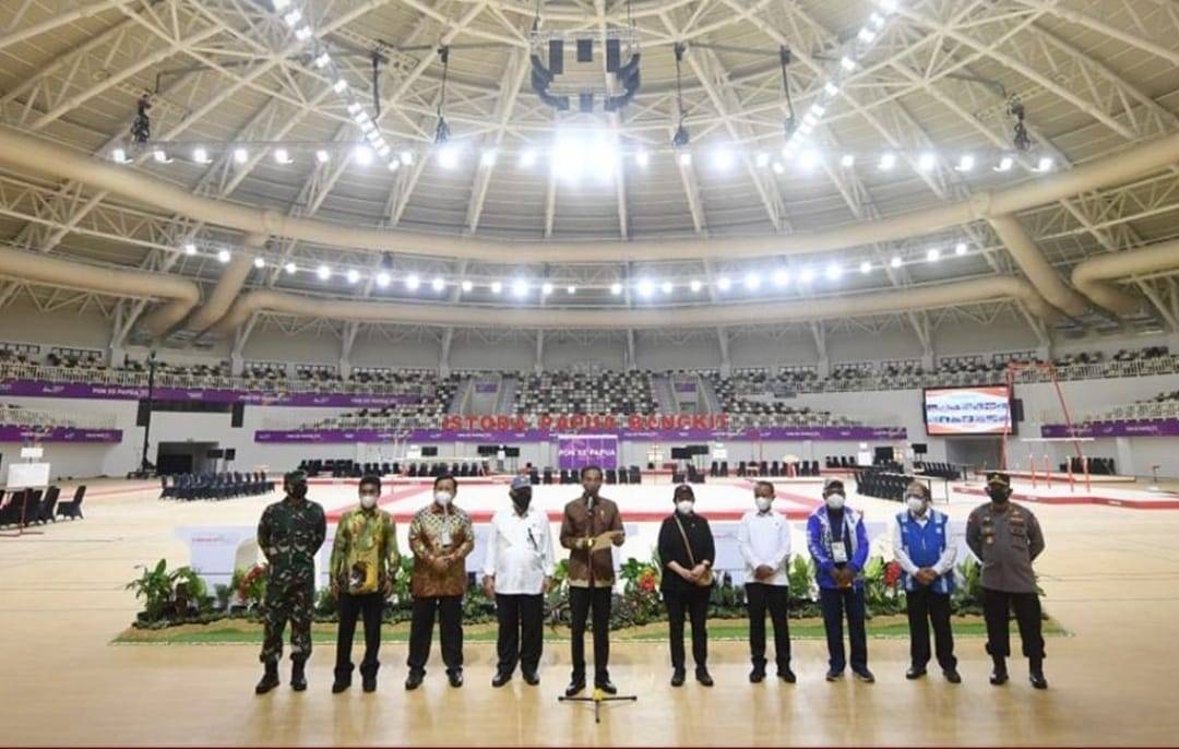 Presiden Jokowi Bermain Bola dengan Anak Papua Saat Pembukaan PON XX