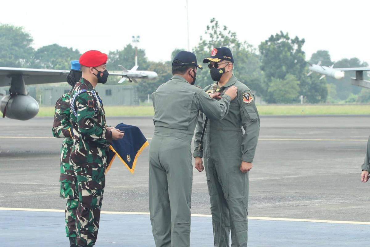 Usai Joy Flight, Bamsoet Terima Brevet dan Wing Kehormatan Penerbang Kelas 1 TNI-AU