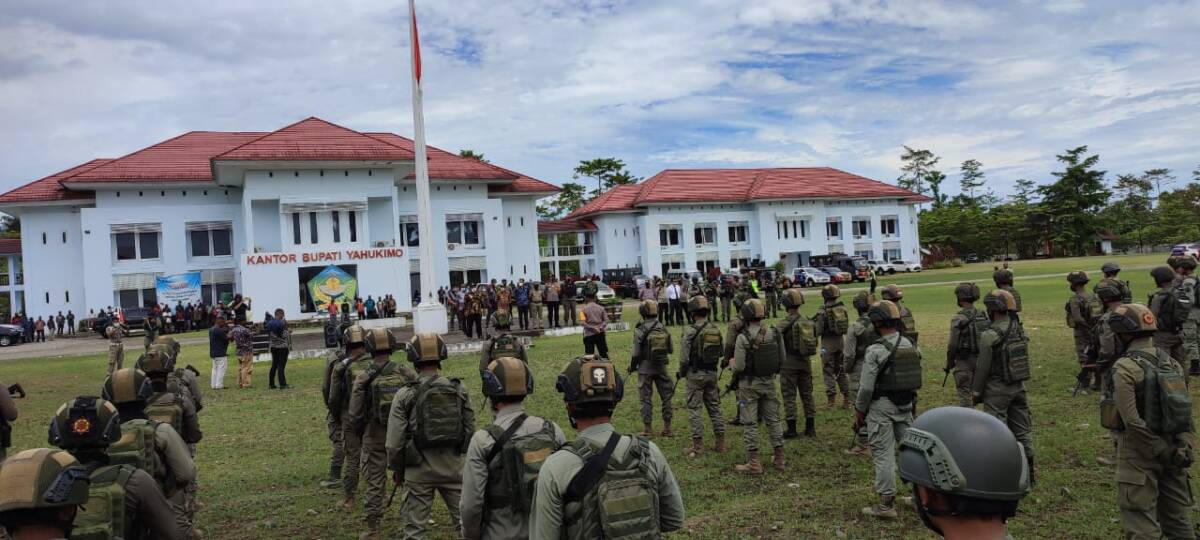 TNI-Polri 'Show of Force' Tekankan Kamtibmas di Yahukimo