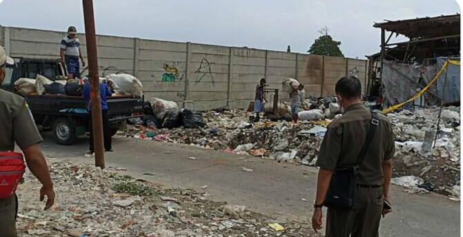 Abaikan Segel KLHK, Tempat Pembuangan Sampah Ilegal di Neglasari Tetap Beraktivitas