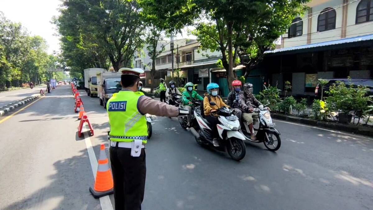 Personel Polantas sedang mengatur lalu lintas (Foto: Istimewa)