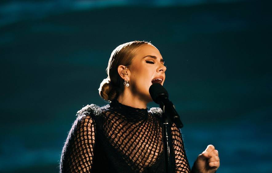 Sambil Menangis, Adele Tunda Residensi di Las Vegas Karena Covid-19