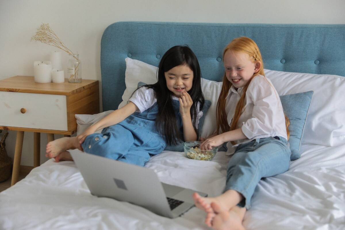 4 Zodiak yang Suka Makan di Tempat Tidur
