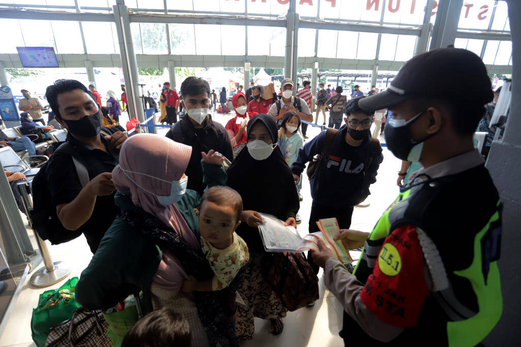 Ribuan Pemudik Mulai Padati Stasiun Senen