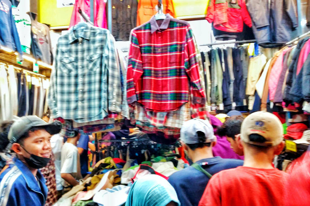Pakaian Bekas Impor Diburu Warga