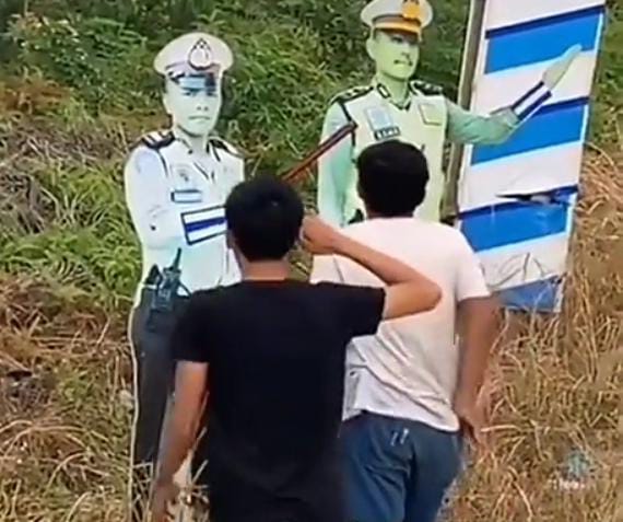 Sekelompok Pemuda Mengolok-olok Patung Gambar Polantas, Warganet: Hati-Hati Keciduk