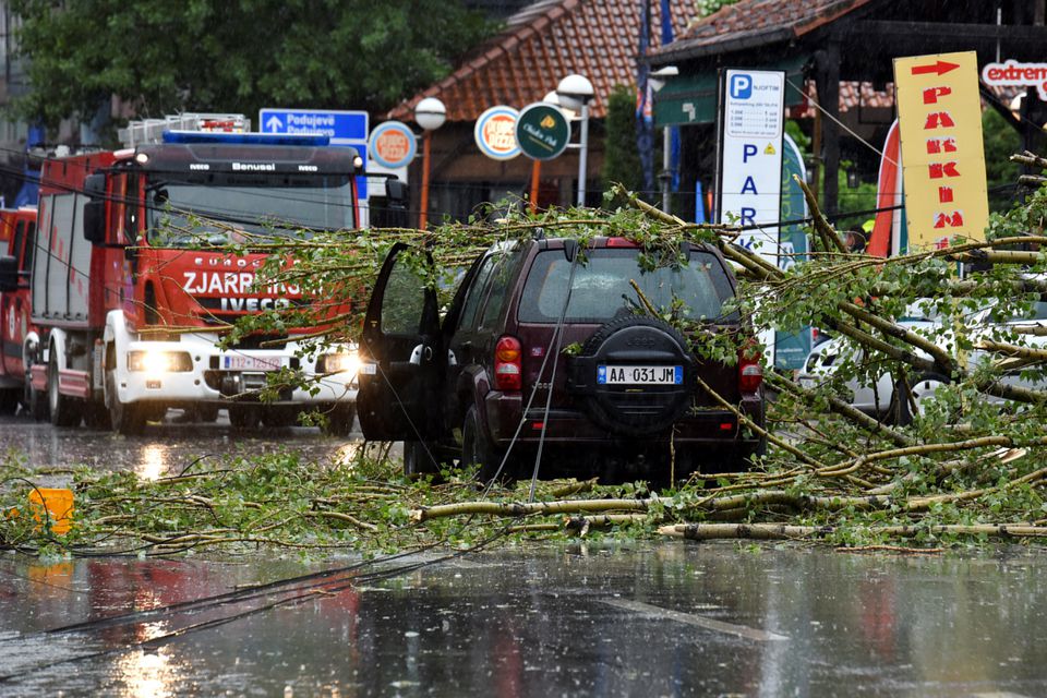 Dua Tewas Saat Angin Badai dan Petir Menyambar Kosovo