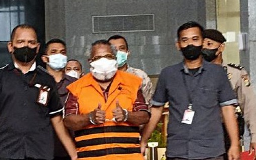 Bupati Mimika Eltinus Omaleng mengenakan rompi tahanan KPK (Foto: Dok MI)