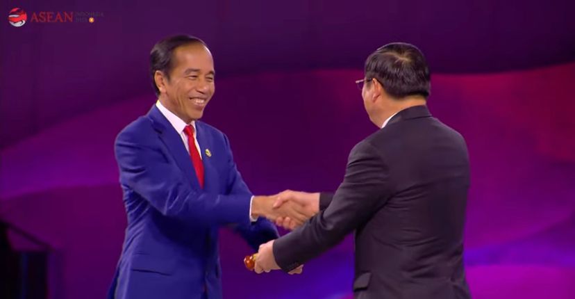 Jokowi Serahkan Tongkat Keketuaan ASEAN ke Laos