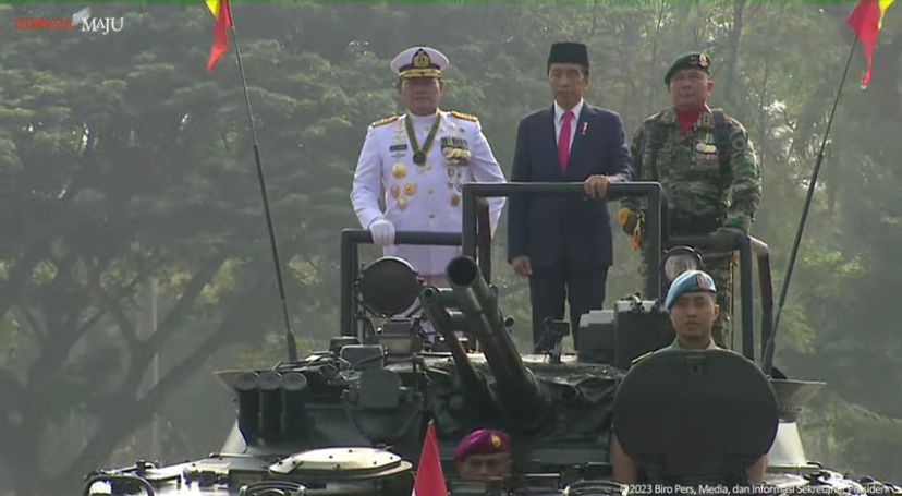 Gagahnya Jokowi Naik Tank Amfibi Marinir Periksa Pasukan HUT ke-78 TNI