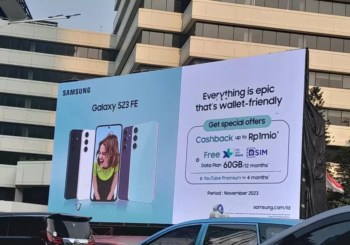 Reklame raksasa videotron diduga tidak memiliki izin berdiri di trotoar Jalan Protokol Jenderal Sudirman, Kecamatan Setia Budi Jakarta Selatan (Foto: Dok MI)