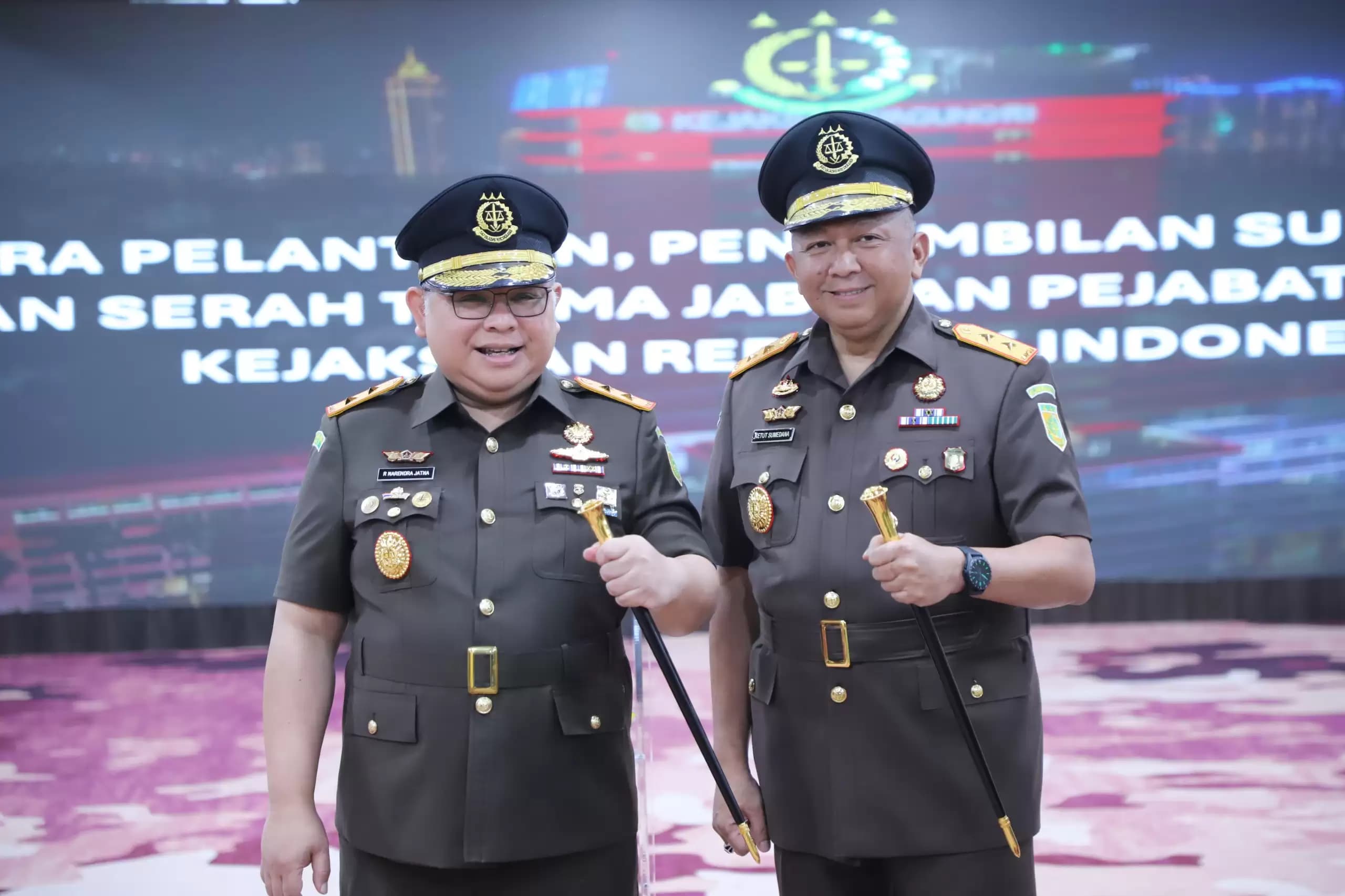 Ketut Sumedana - Kajati Bali (kanan) dan R Narendra Jatna - Kajati DKI Jakarta (kiri) (Foto: Dok MI)