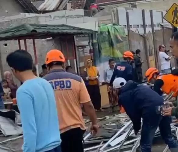 Belasan Rumah di Sukabumi Rusak Disapu Puting Beliung