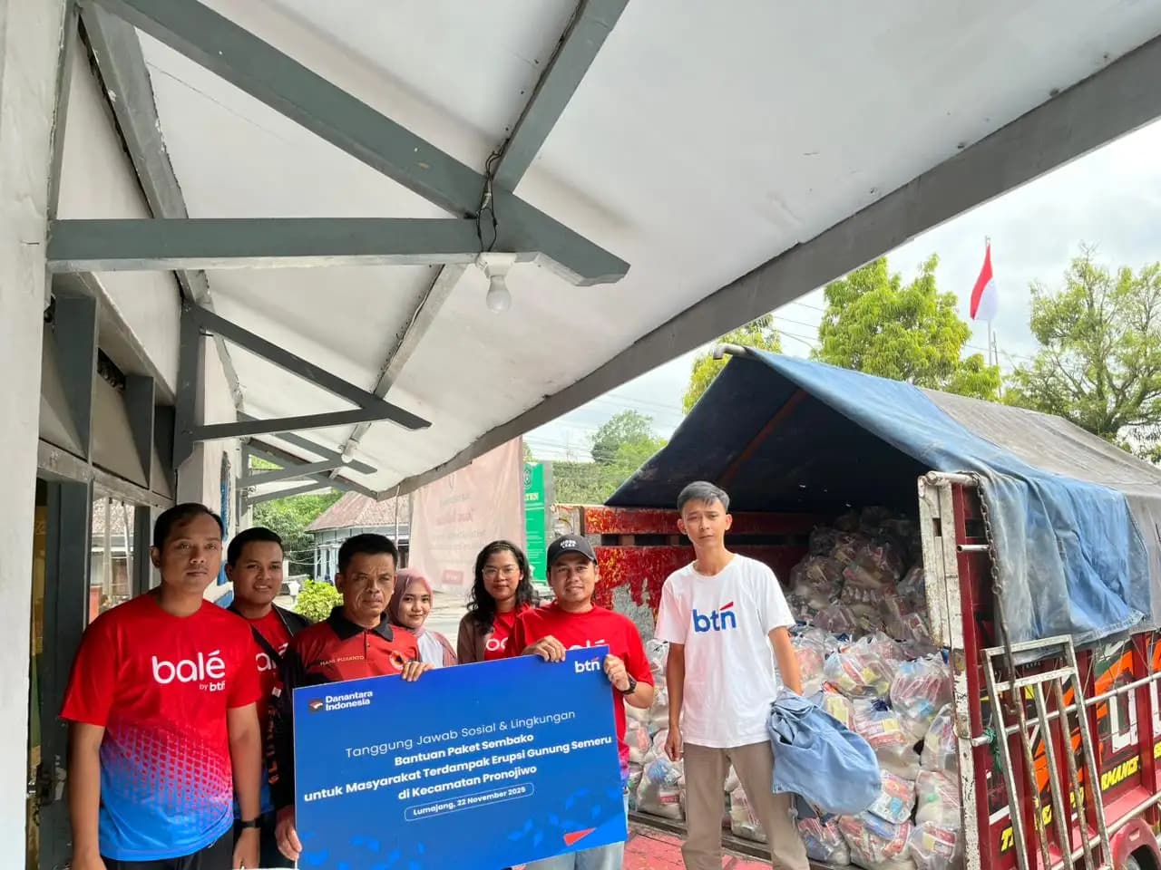 BTN Menyalurkan Bantuan Paket Sembako untuk Warga Terdampak Erupsi Gunung Semeru (Foto: Dok BTN)