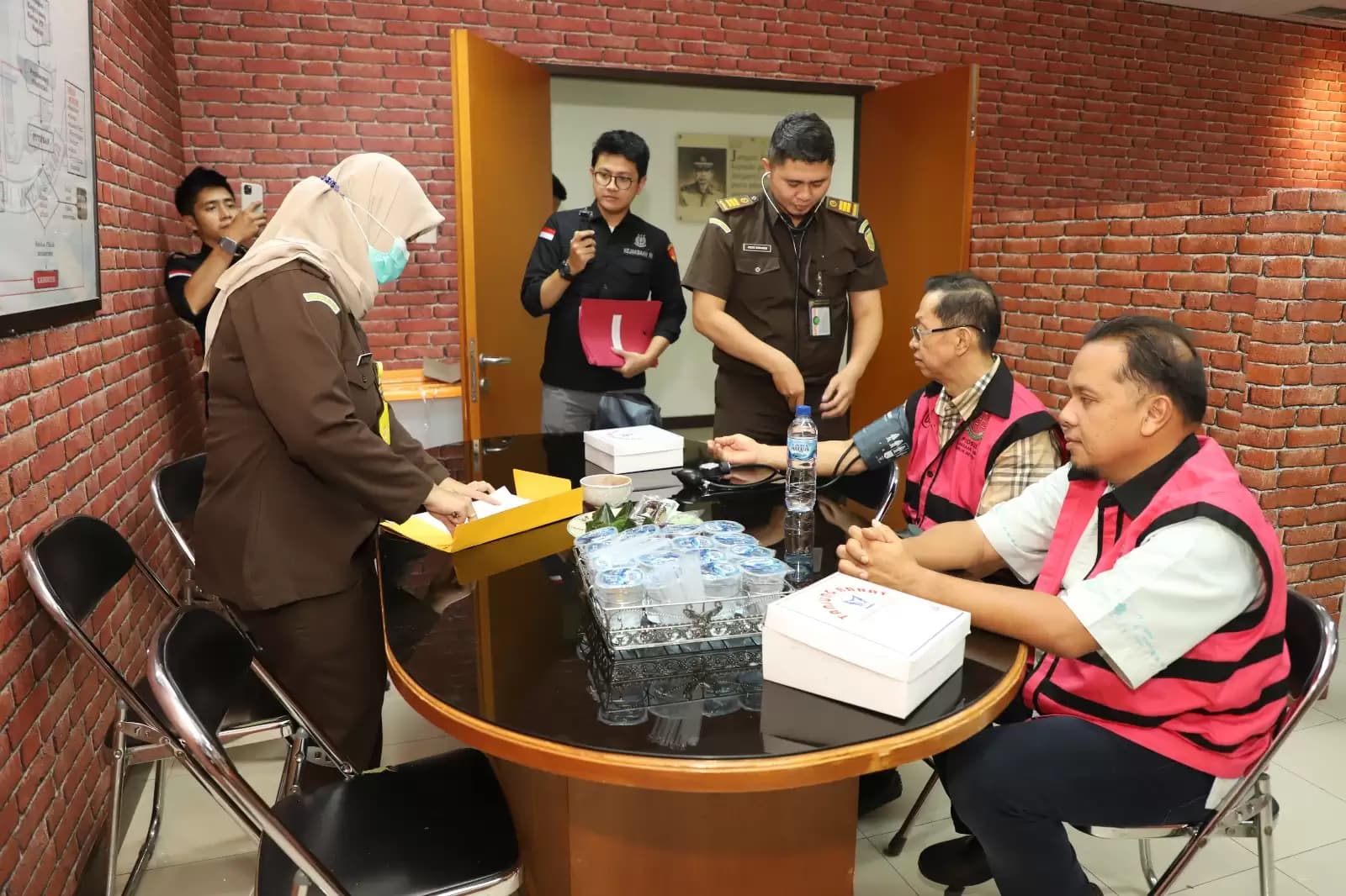 Tahun 2015-2022, TN dibantu AA melakukan penambangan dan pengumpulan bijih timah yang berasal dari IUP PT Timah Tbk dengan melawan hukum