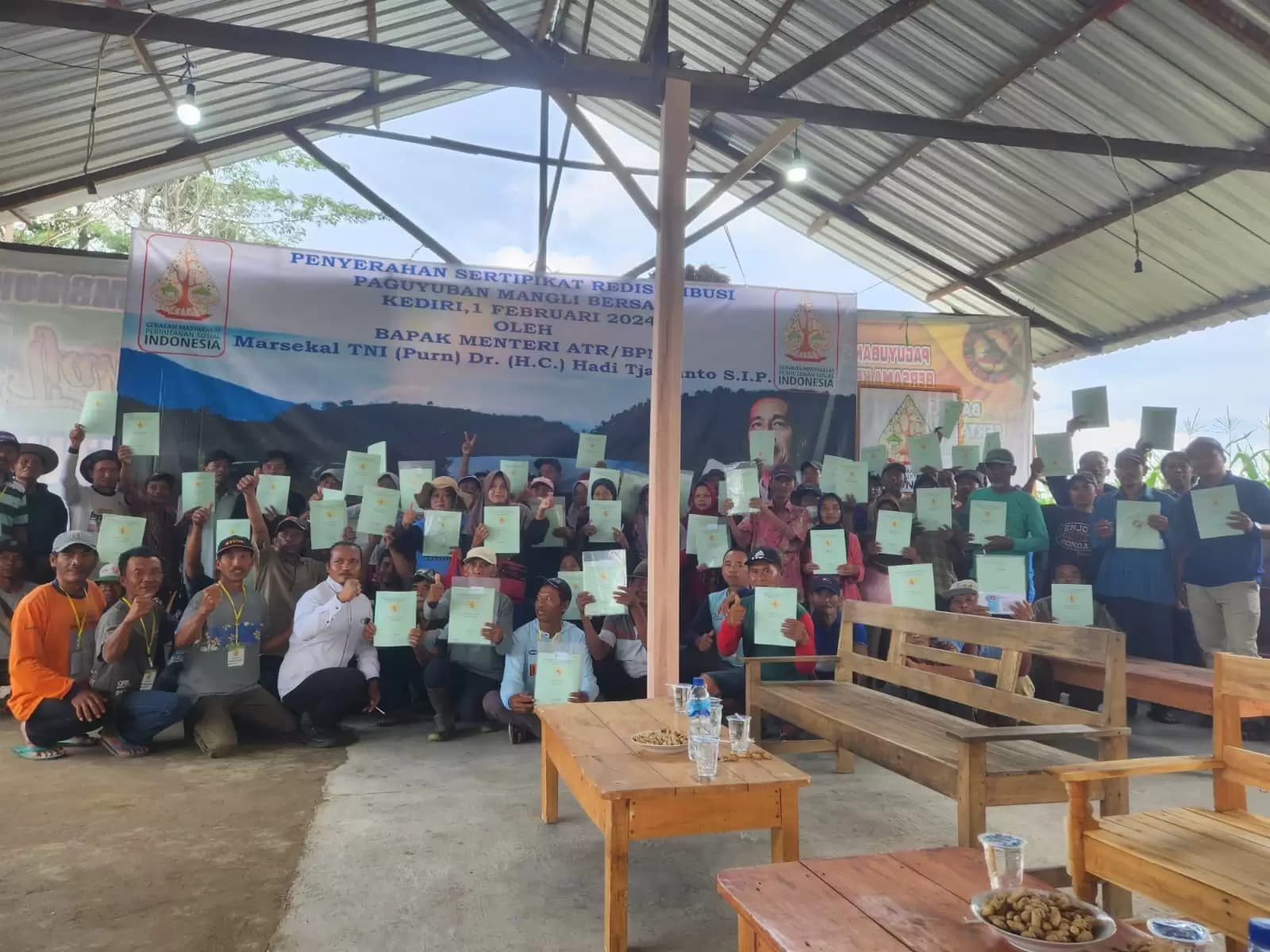 Menteri ATR Serahkan Sertipikat Hasil Redistribusi Bekas HGU pada Petani di Kediri