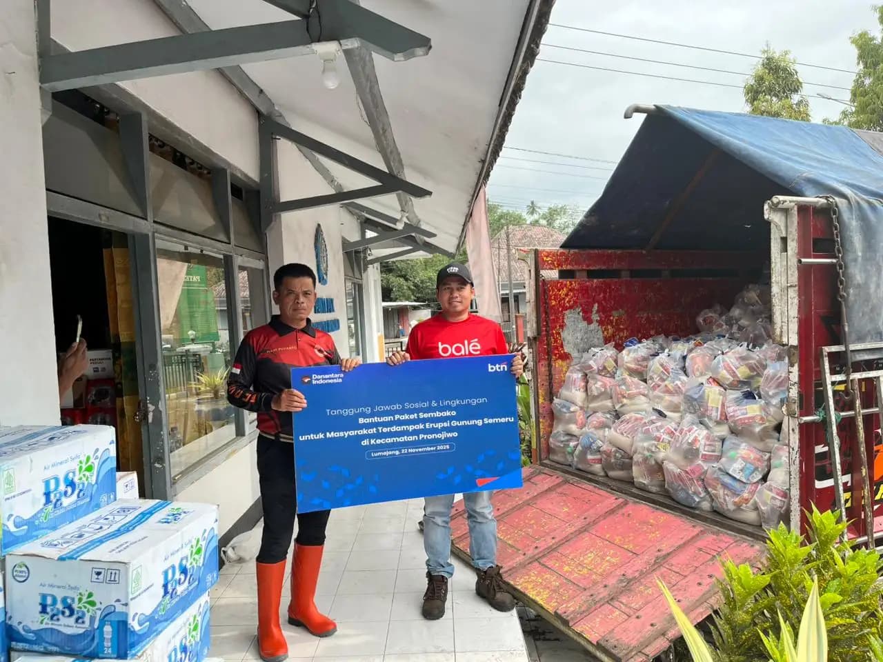 BTN Menyalurkan Bantuan Paket Sembako untuk Warga Terdampak Erupsi Gunung Semeru (Foto: Dok BTN)