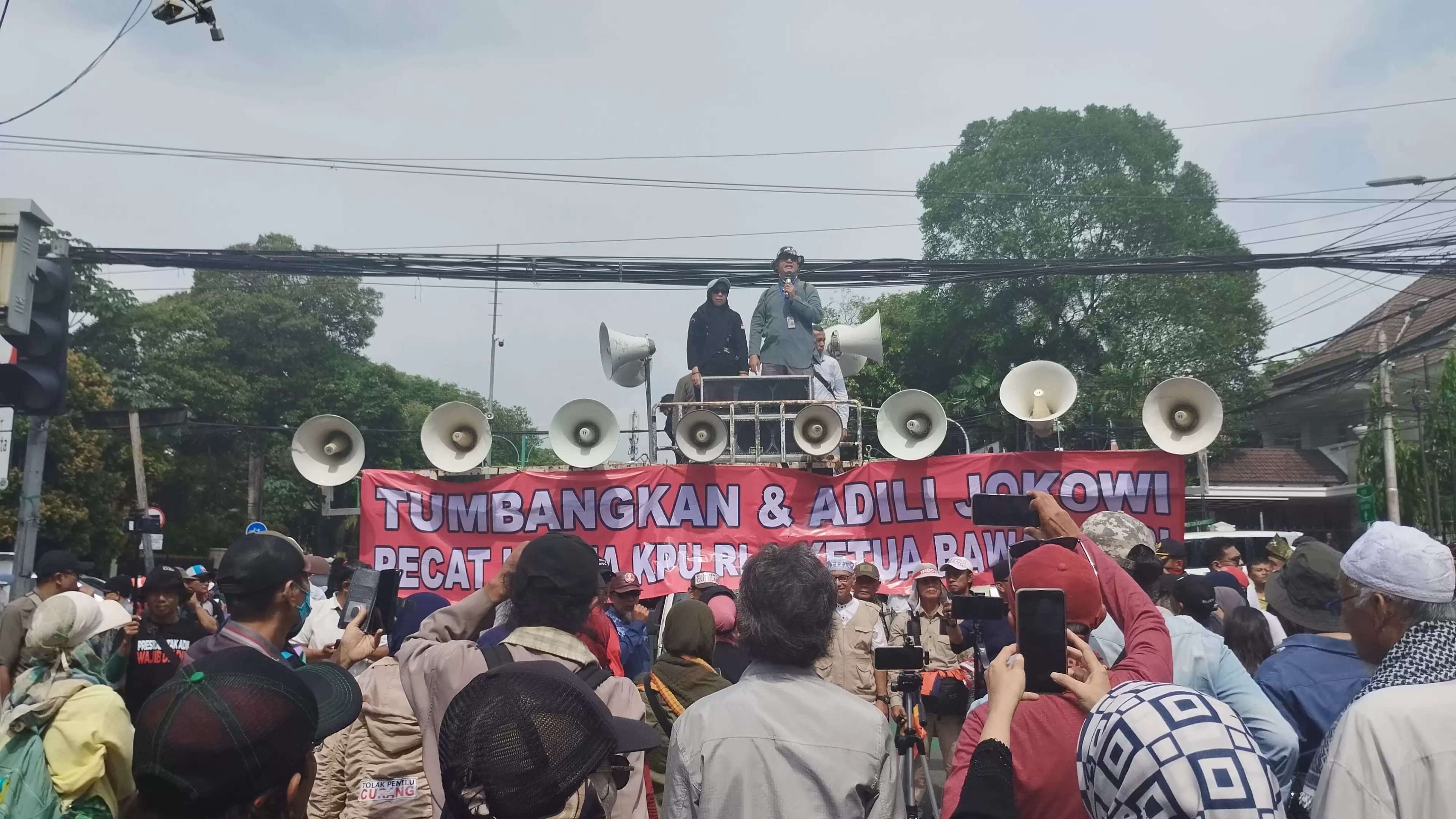 Demo KPU, Massa Aksi Nekat Mau Jebol Barrier Beton