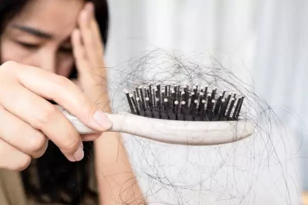 5 Faktor Penyebab Rambut Rontok