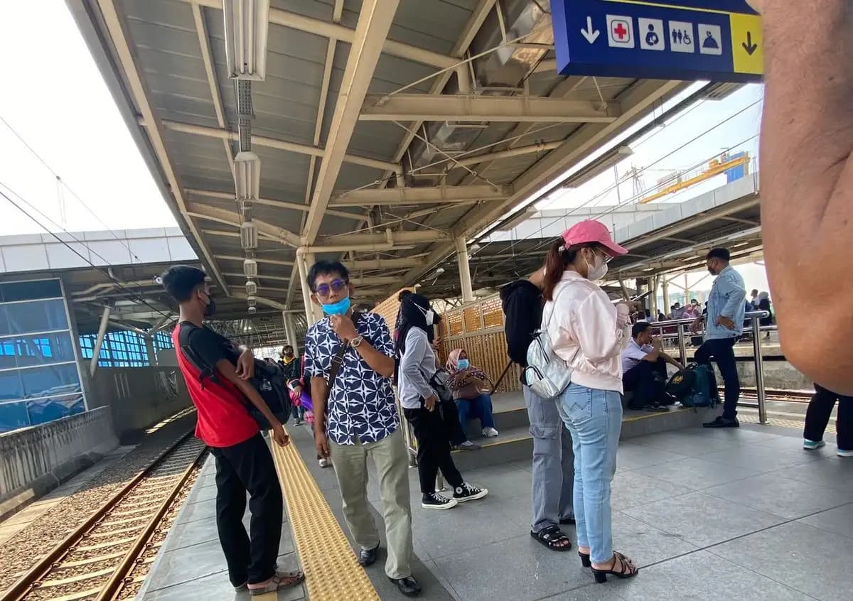 Penumpang KRL menunggu kedatangan kereta tujuan Bogor (Foto: MI/Nuramin)