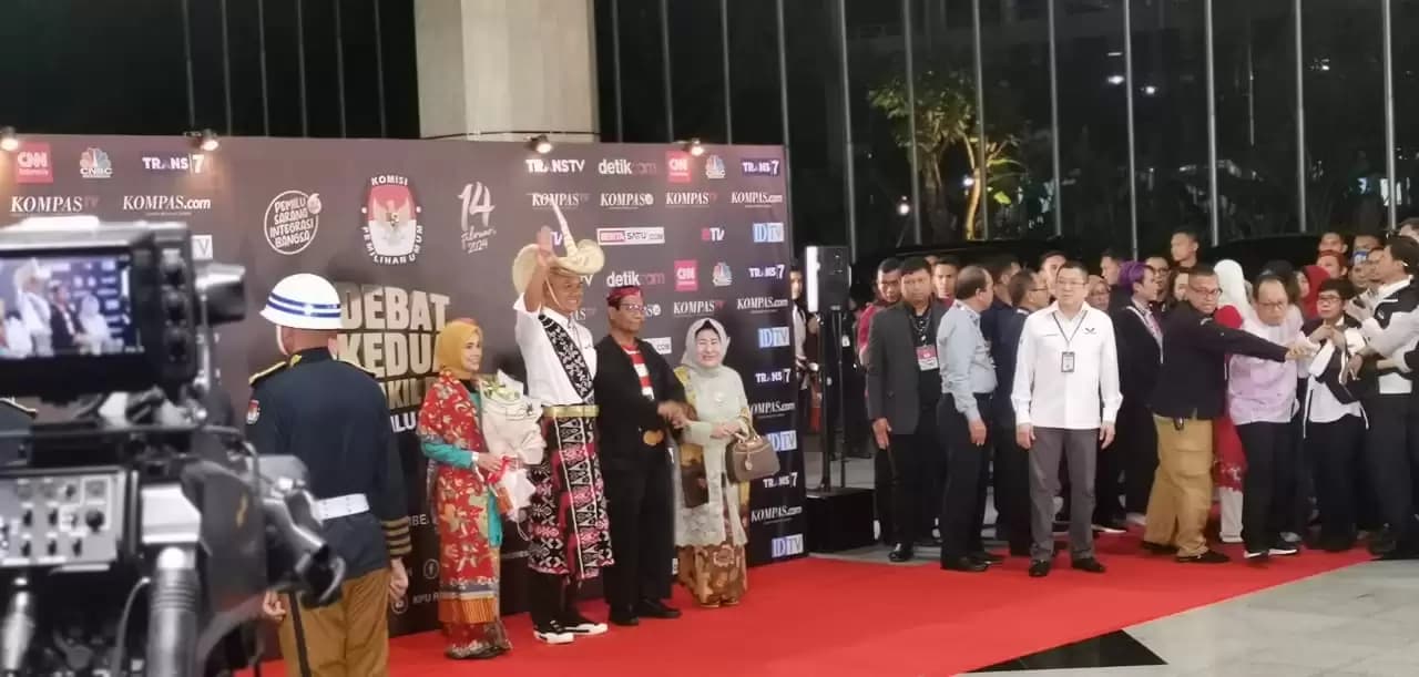 Debat Cawapres di JCC, Ganjar-Mahfud Kompak Pakai Baju Adat