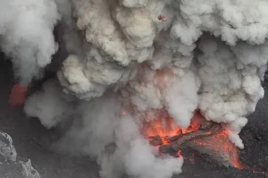 Tiga Gunung Api Meletus, Warga Diminta Waspada Abu Vulkanik