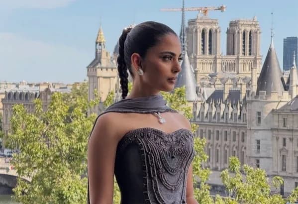 Putri Orang Terkaya Asia di Paris Fashion Week, Tenteng Tas Birkin Bertabur Berlian Rp 35 Miliar