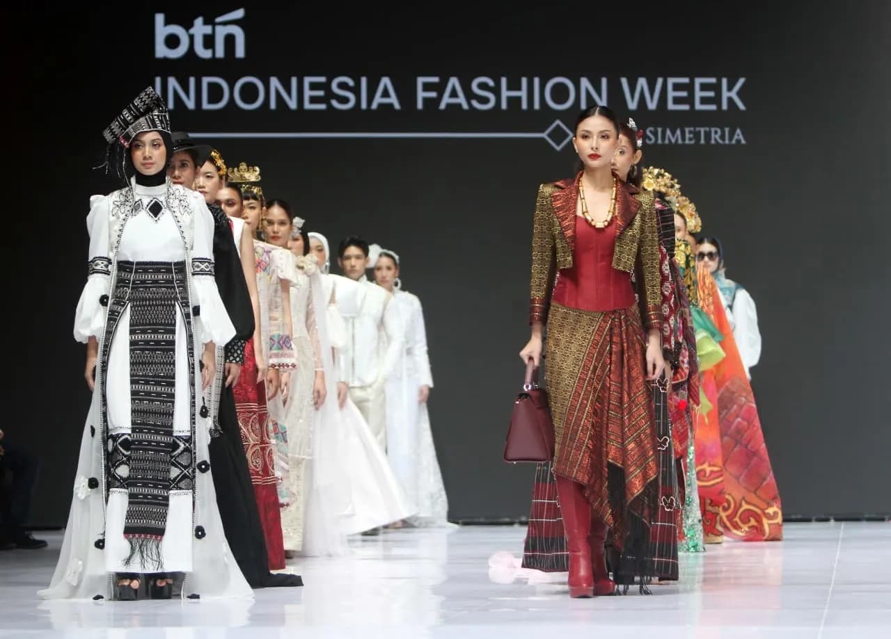 Model tampil membawakan koleksi busana bertema "Ulos Simetria" dalam BTN Indonesia Fashion Week 2026