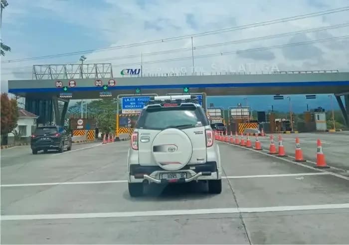 Nekat Hindari Bayar Tol, Sopir Xpander Tabrak Mobil hingga Hantam Palang Gerbang Tol Kalikangkung