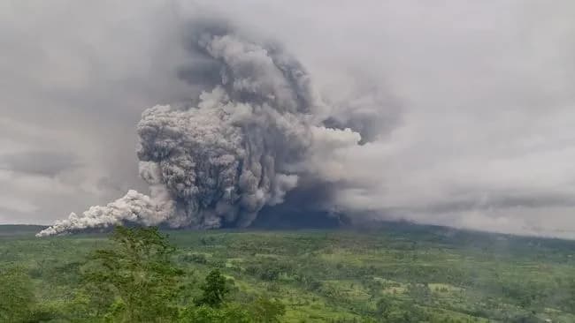 Semeru Kembali Meletus Dini Hari, Gemuruh Kuat Terdengar, Warga Diminta Menjauh