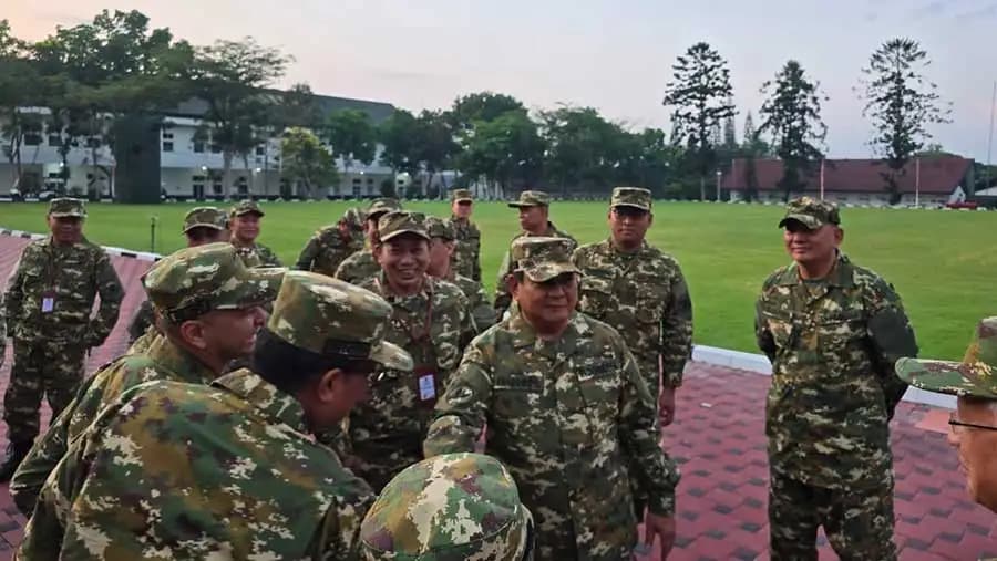 Prabowo Subianto bersalaman dengan para pembantunya (Foto: Dok MI/Kantor Komunikasi Presiden)