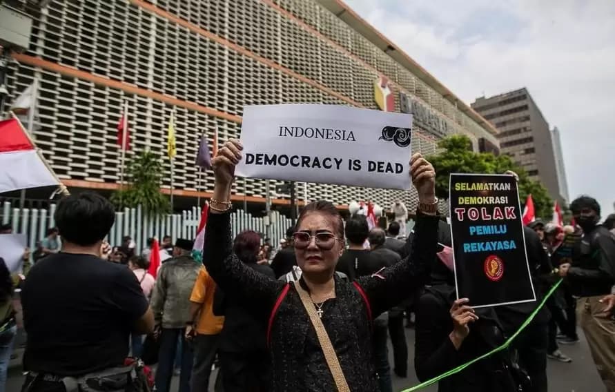 Massa Demonstrasi Nekat Panjat Pagar untuk Masuk ke Kantor Bawaslu RI