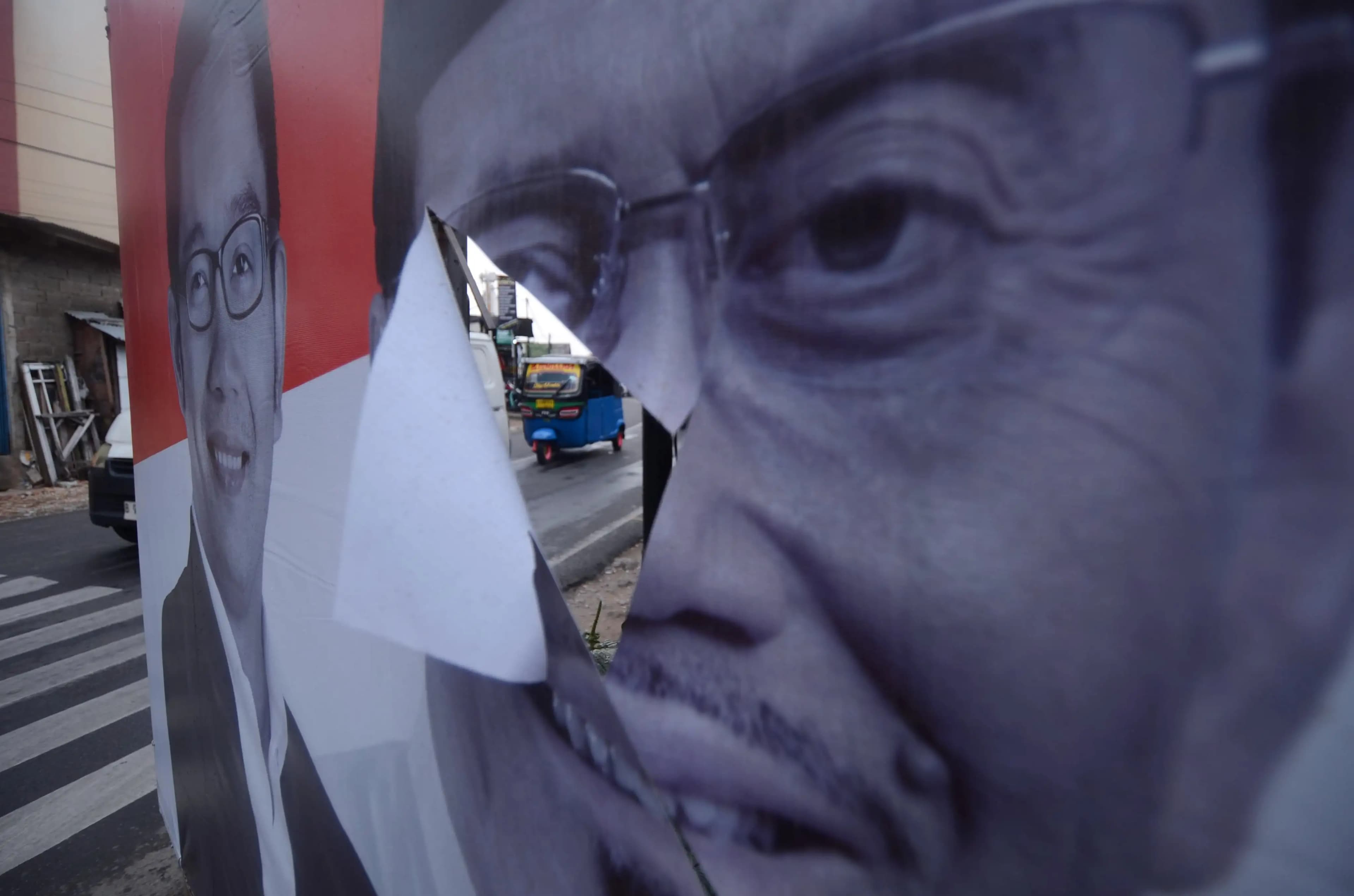 Baliho kampanye yang sengaja disobek (Foto: Dok MI/Donavita)