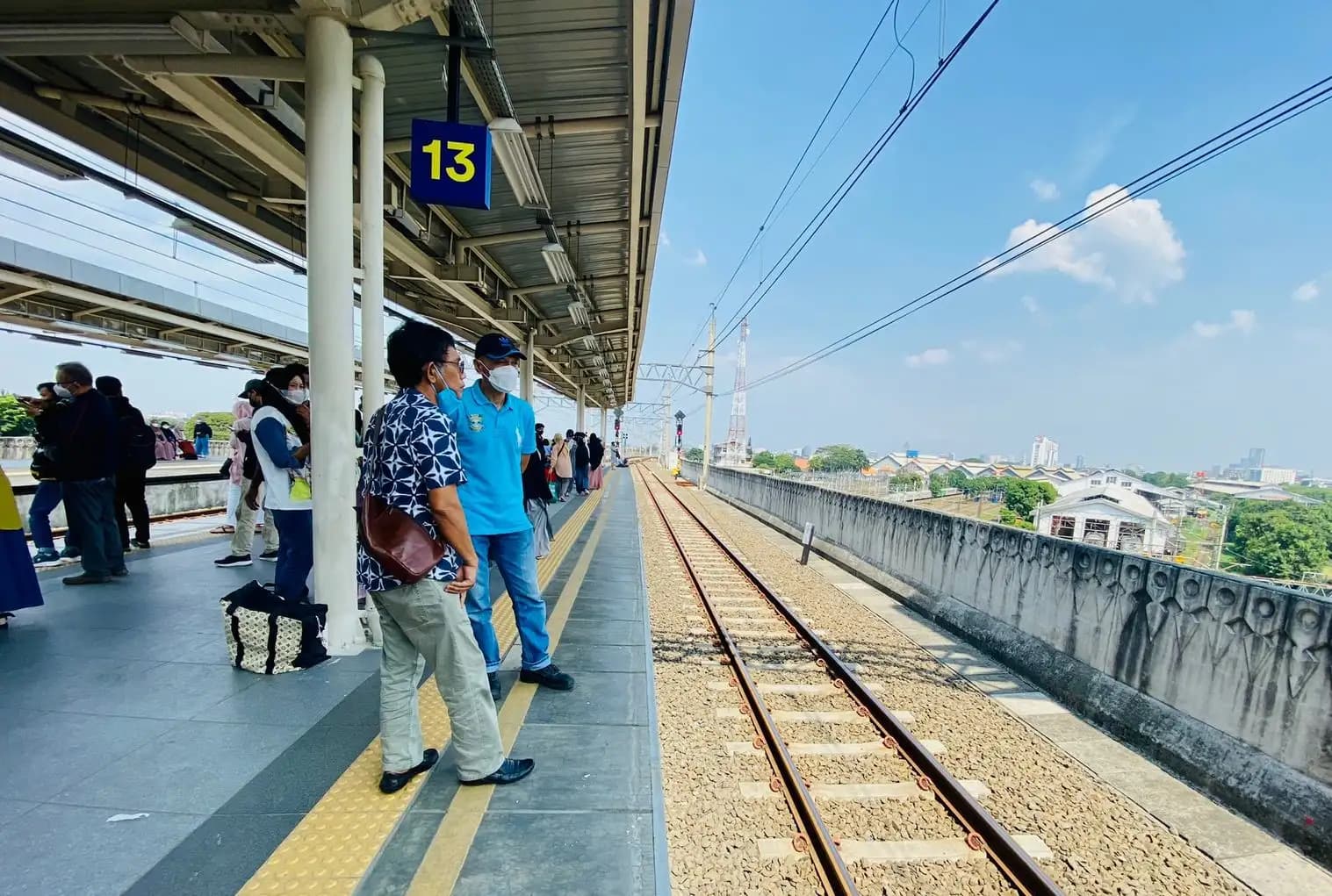 penumpang menunggu di peron kedatangan KRL tujuan Bogor (Foto: MI/Nuramin)