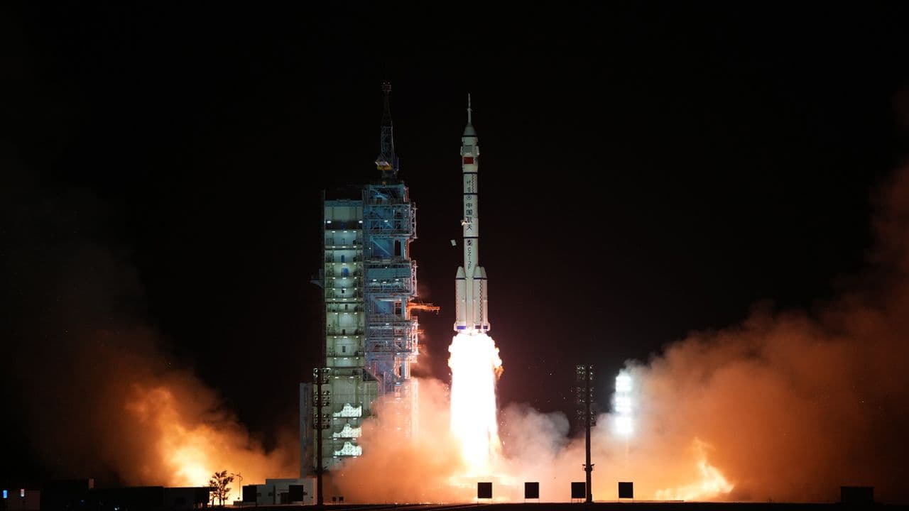 Awal dari Kehadiran Jangka Panjang, Tiga Astronot China Meluncur ke Stasiun Ruang Angkasa