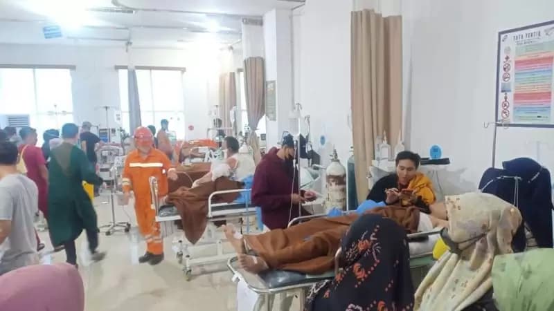 Sejumlah korban selamat dari kebakaran yang terjadi di tungku smelter PT ITSS di Morowali, Sulawesi Tengah mendapatkan perawatan medis
