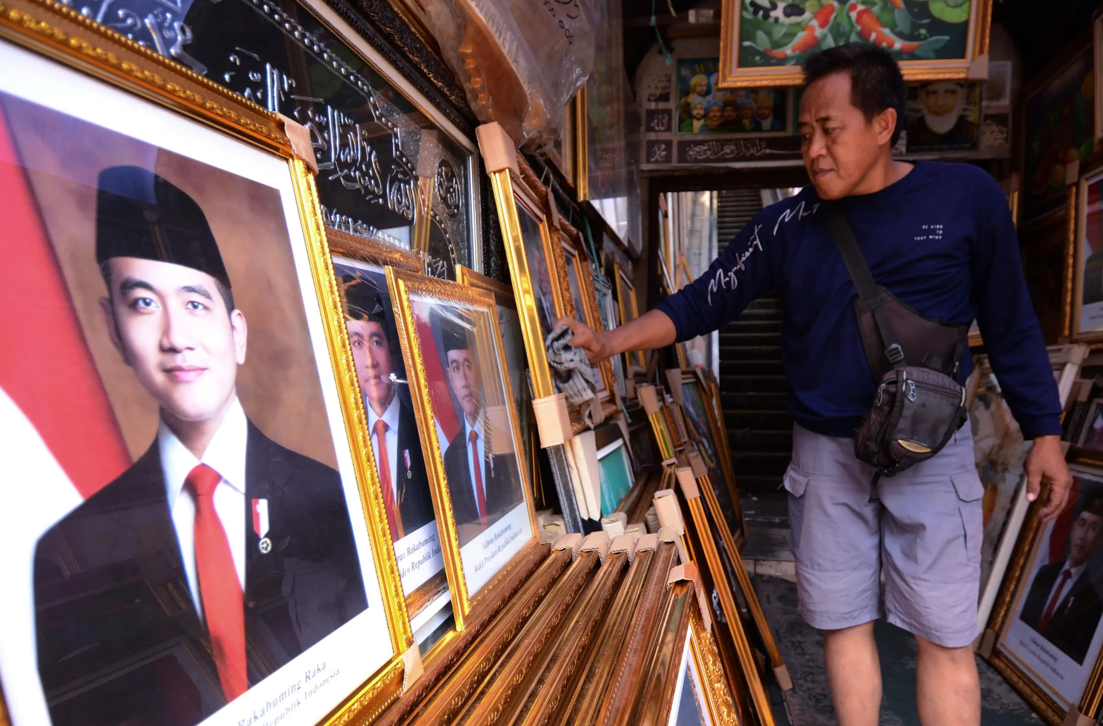 Calon pembeli memilih bingkai foto pasangan presiden dan wakil presiden terpilih Prabowo - Gibran (Foto: Dok MI/Donavita)