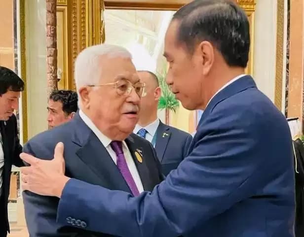 Joko Widodo Rangkul Presiden Palestina di KTT OKI