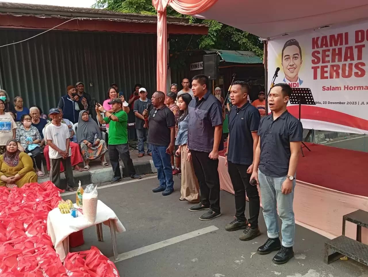 Maruarar Sirait Berbagi, Berjoget, Bergembira dengan Warga Kwini Kelurahan Senen