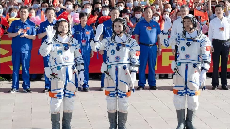 Tiga Astronot China Kembali ke Bumi Setelah Menjalankan Misi Enam Bulan di Ruang Angkasa