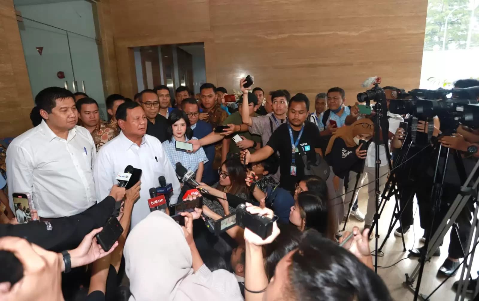 Didampingi Maruarar Sirait ke PGI Jakpus, Prabowo Perkenalkan Buku Gagasan Memimpin Indonesia