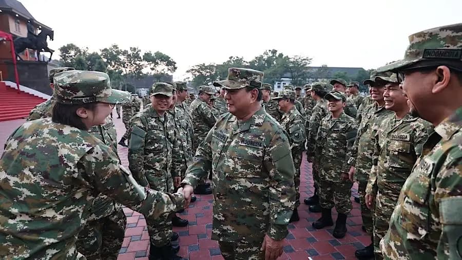 Prabowo Subianto berjabat tangan dengan Stella Christie (Foto: Dok MI/Kantor Komunikasi Presiden)