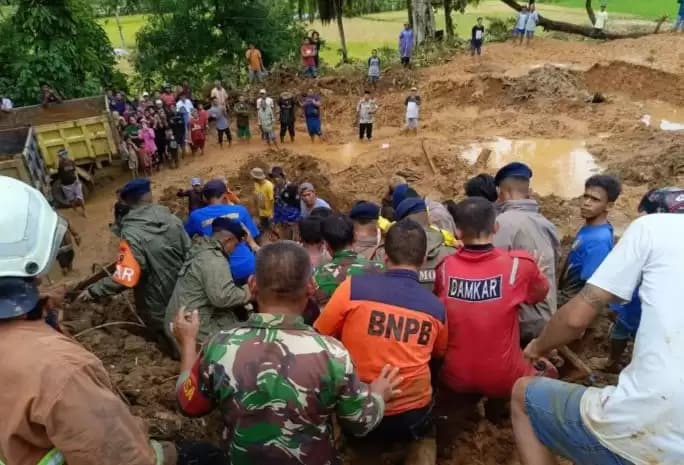 Korban Banjir dan Tanah Longsor Pesisir Selatan Sumbar Bertambah jadi 10 Orang