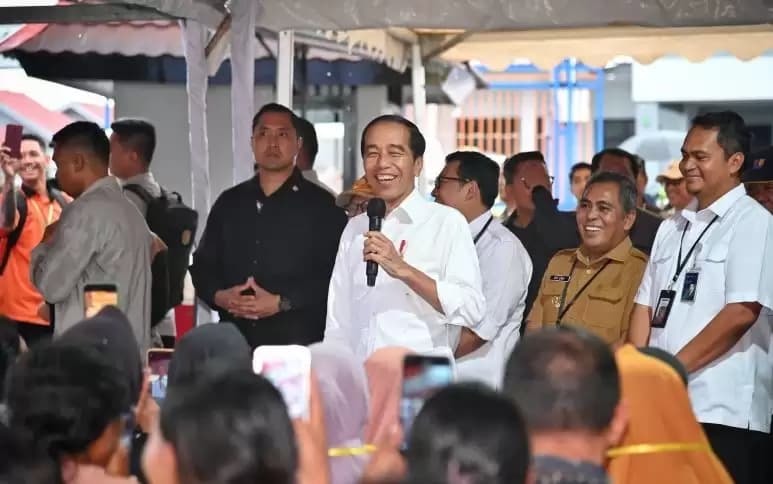 Joko Widodo Cek Stok Beras dan Bagikan Bantuan Pangan di NTT
