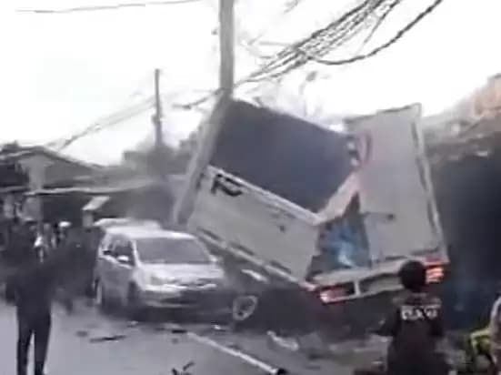Kecelakaan Beruntun di Puncak Bogor: 14 Orang Luka-luka