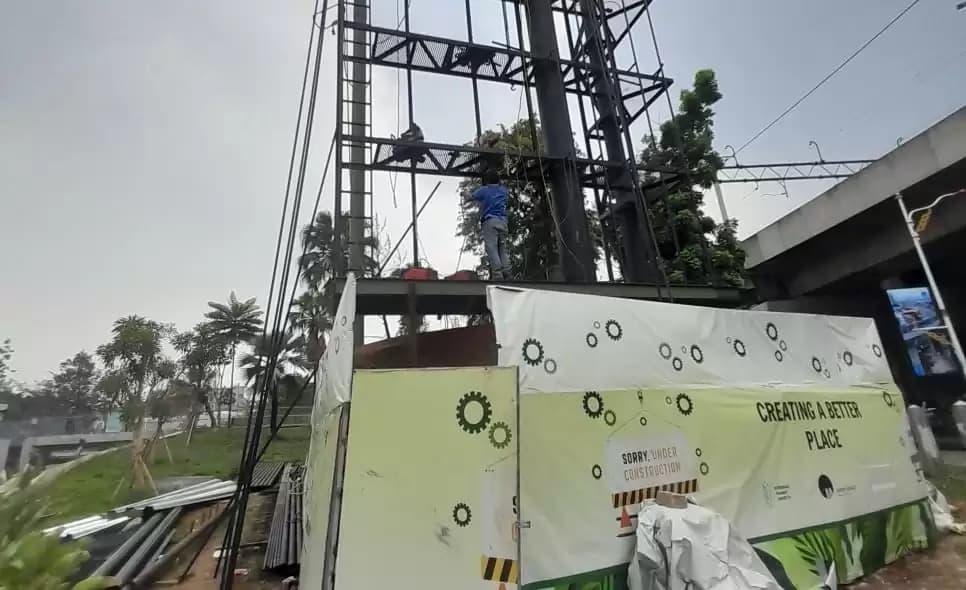 Reklame di Jalan Sisingamangaraja Jakarta Selatan luput ditindak Satpol PP DKI Jakarta (Foto: Dok MI)