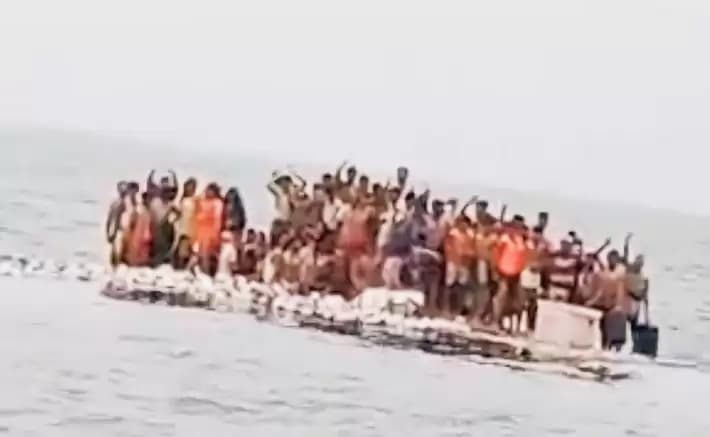 Kapal Pengangkut Seratusan Etnis Rohingya Terbalik di Perairan Meulaboh Aceh Barat